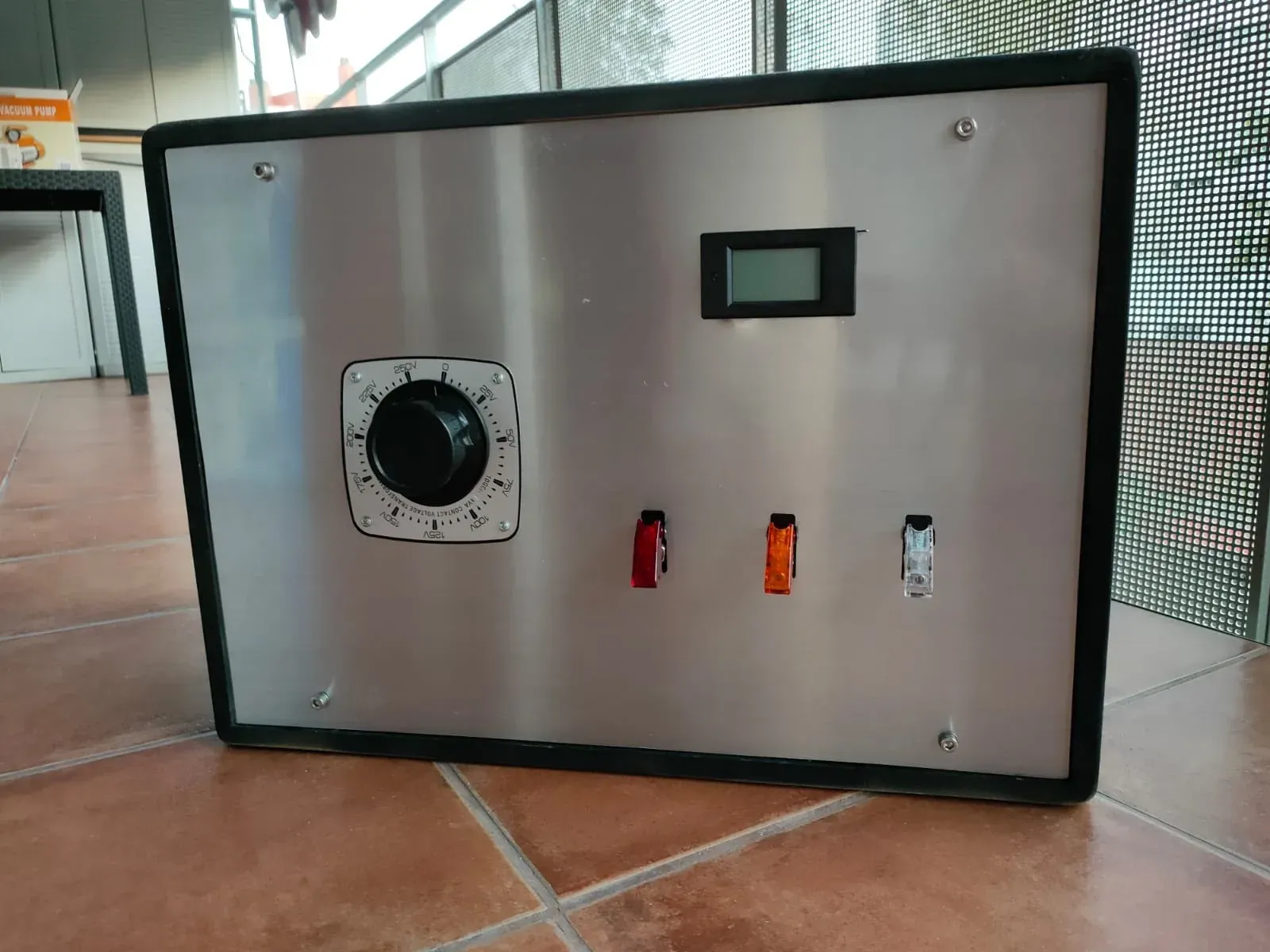 Panel frontal con dial, voltímetro LCD e interruptores montados