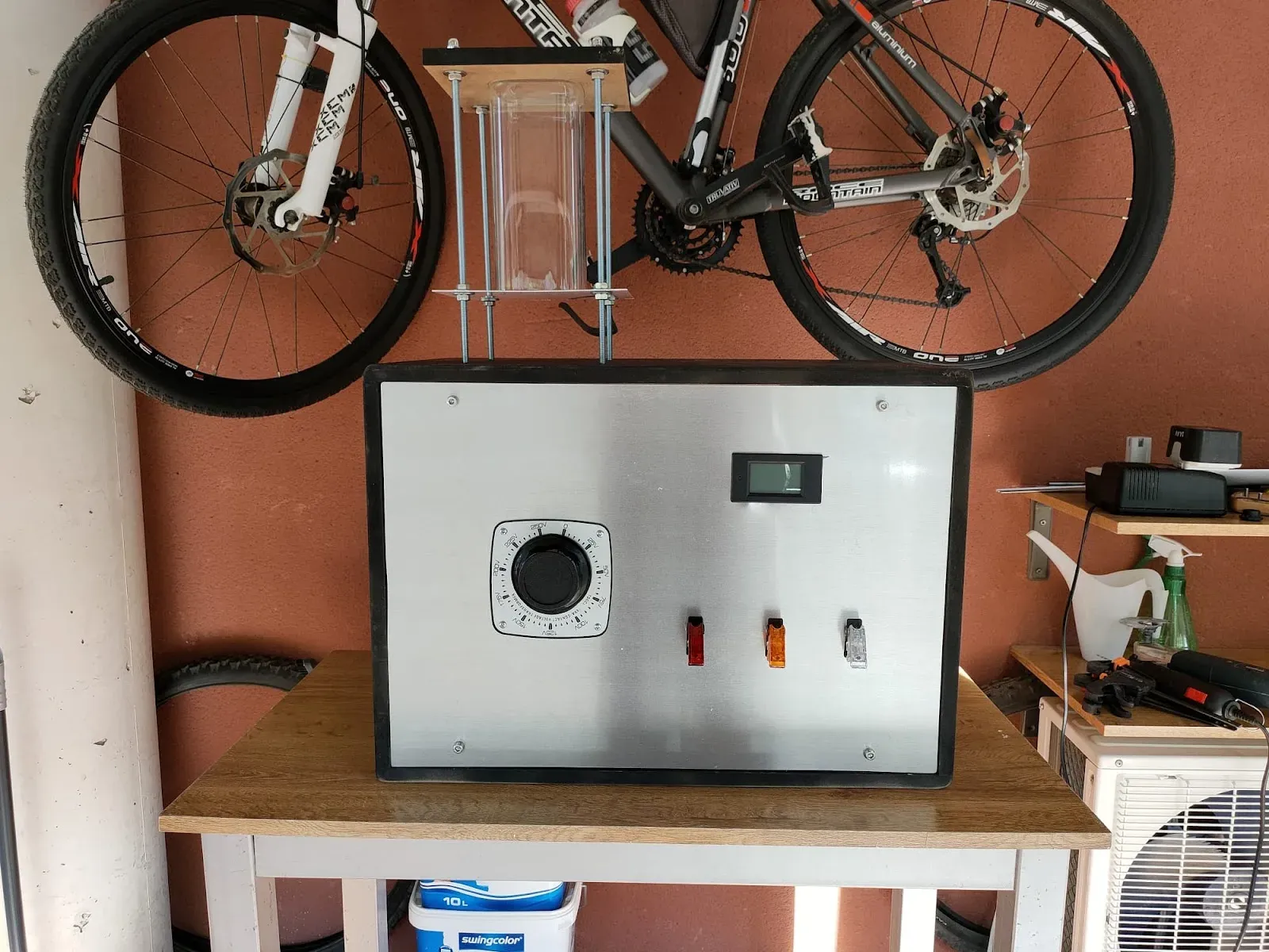 Panel frontal sobre la mesa con la cámara detrás