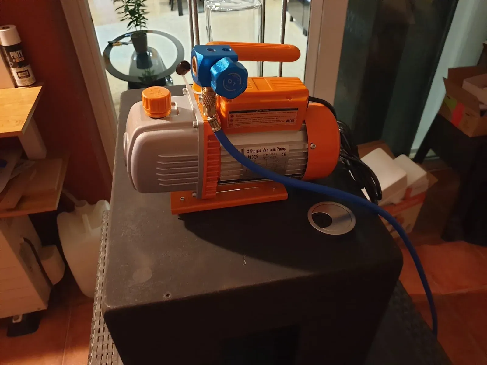 Bomba de vacío naranja con su manguera azul