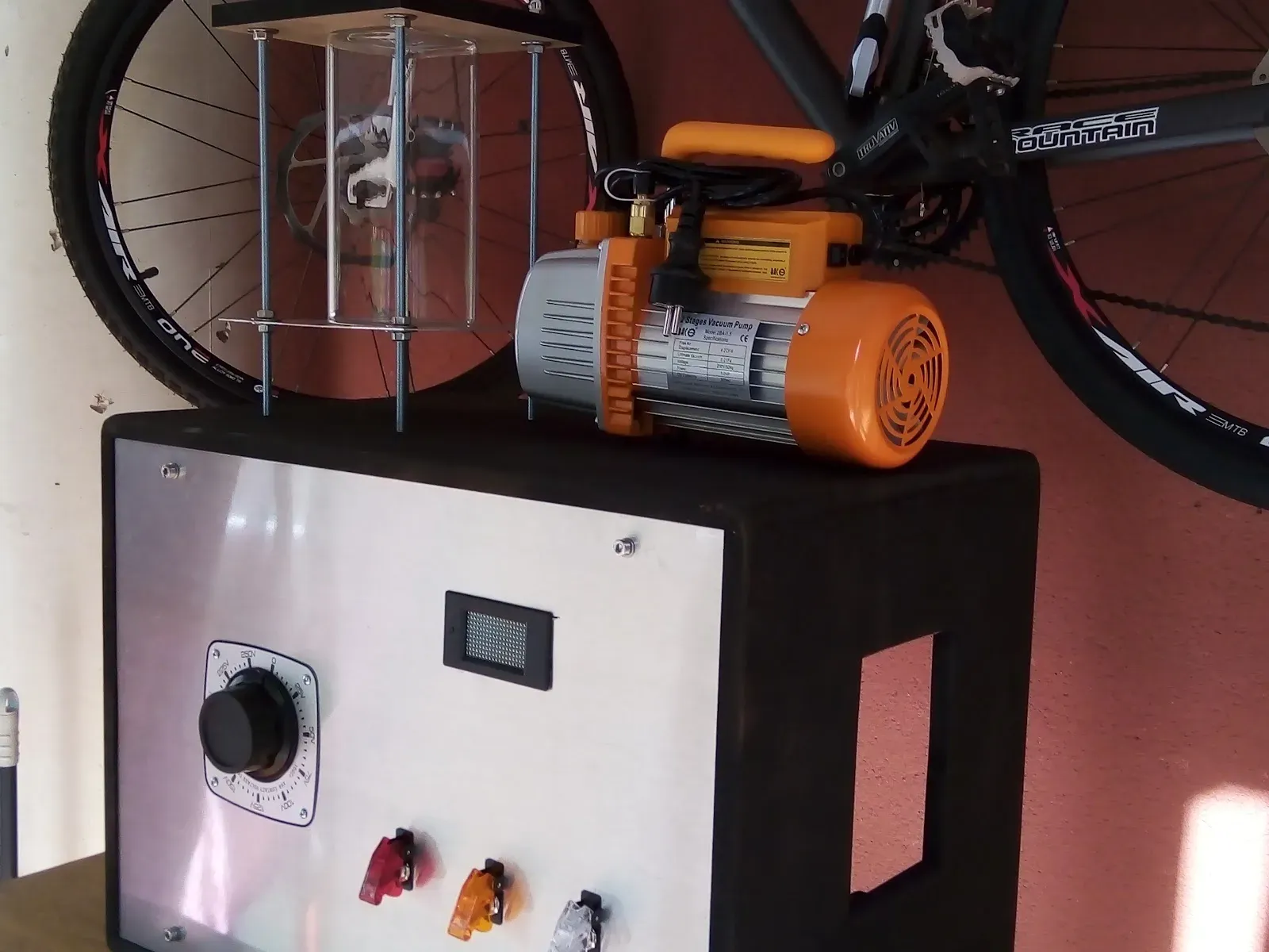 Caja negra con panel de aluminio y bomba encima
