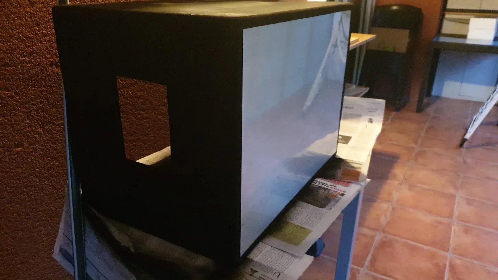 Caja pintada de negro con el hueco lateral