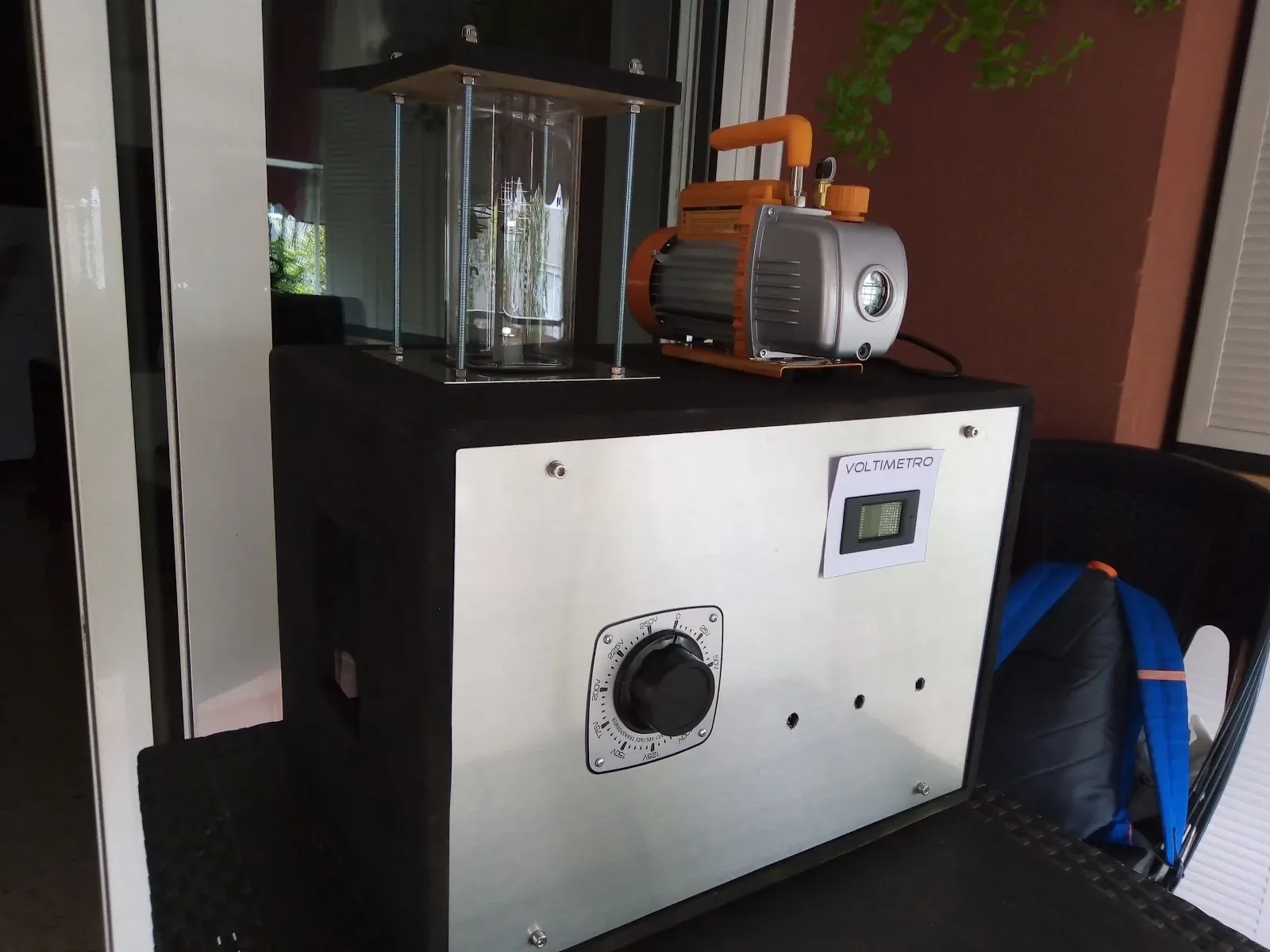 Fusor con frasco y bomba vistos de lado