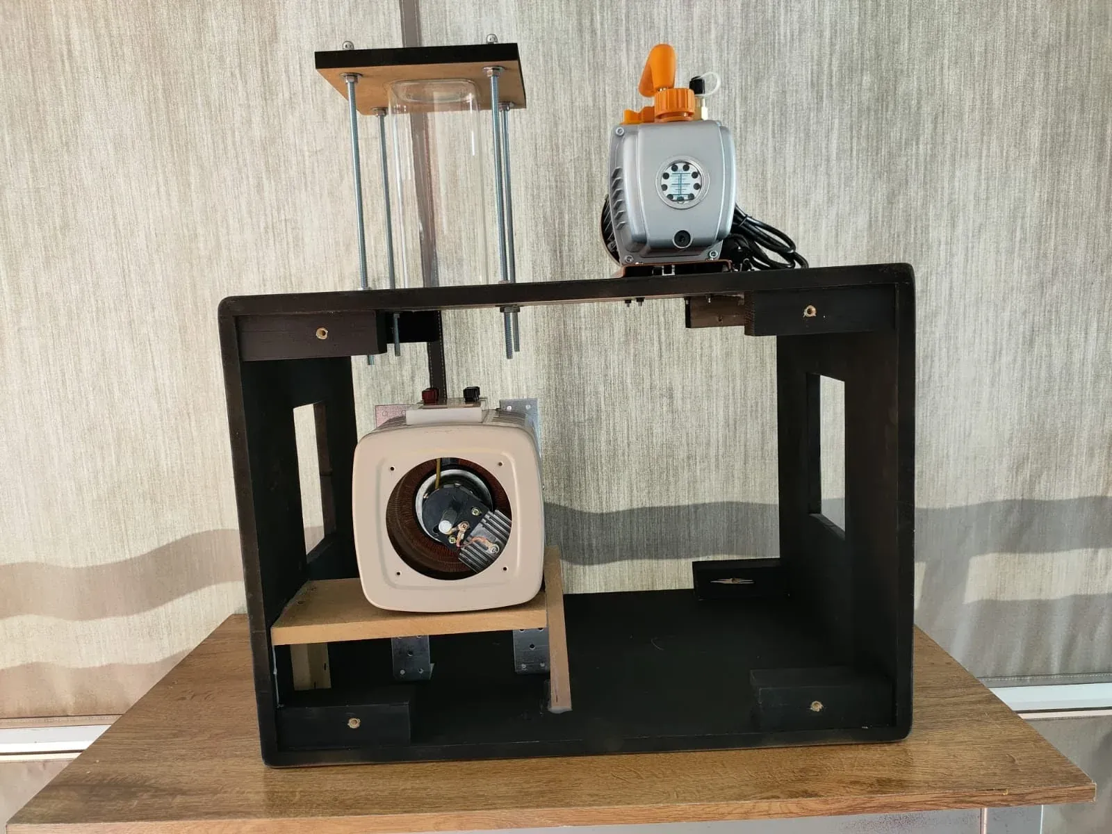 Armazón abierto mostrando el VARIAC en su soporte