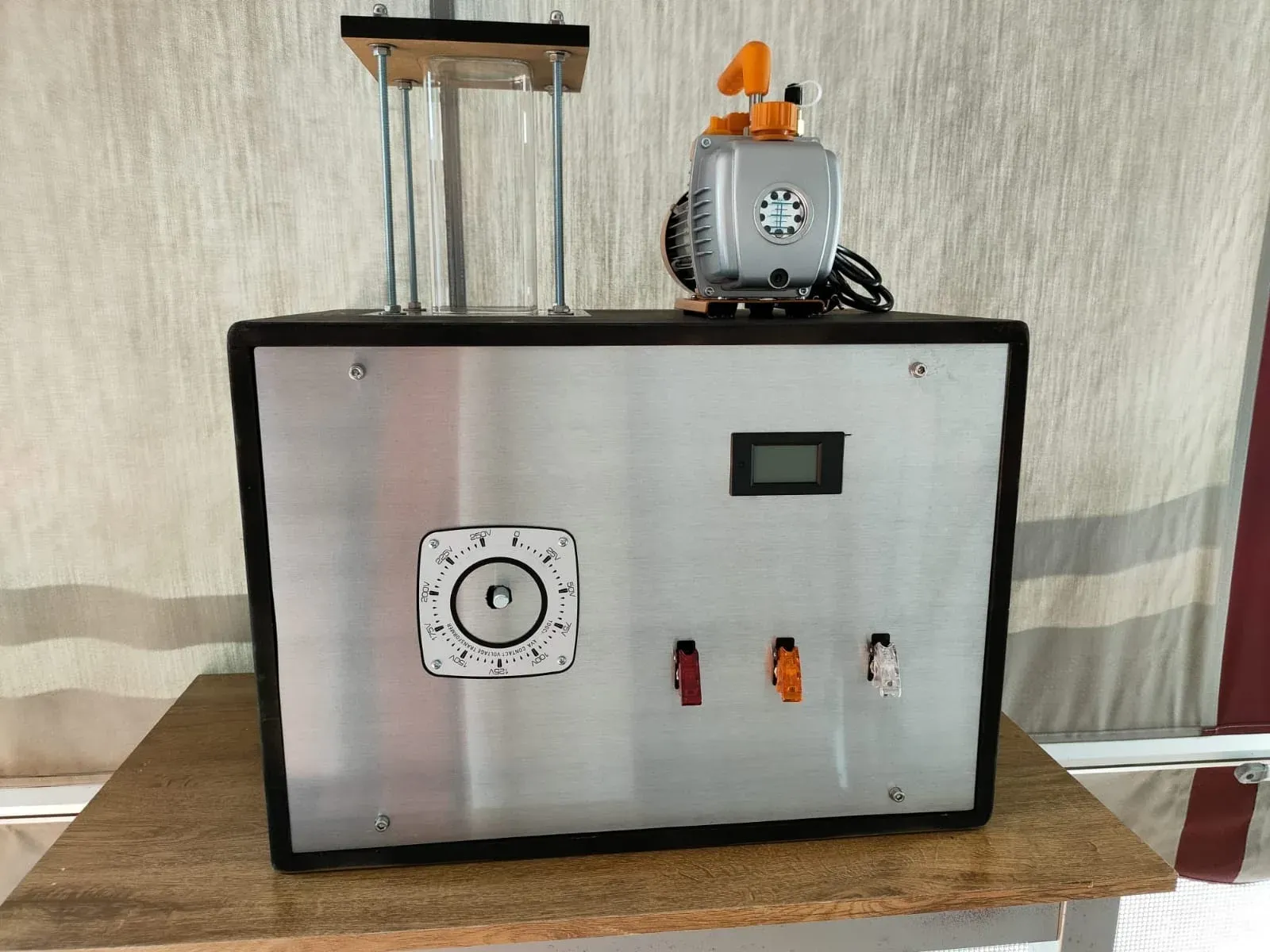 Frontal del fusor sobre la mesa