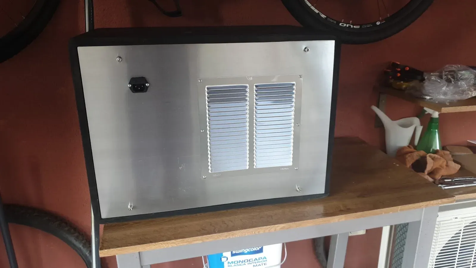 Panel trasero con rejilla de ventilación