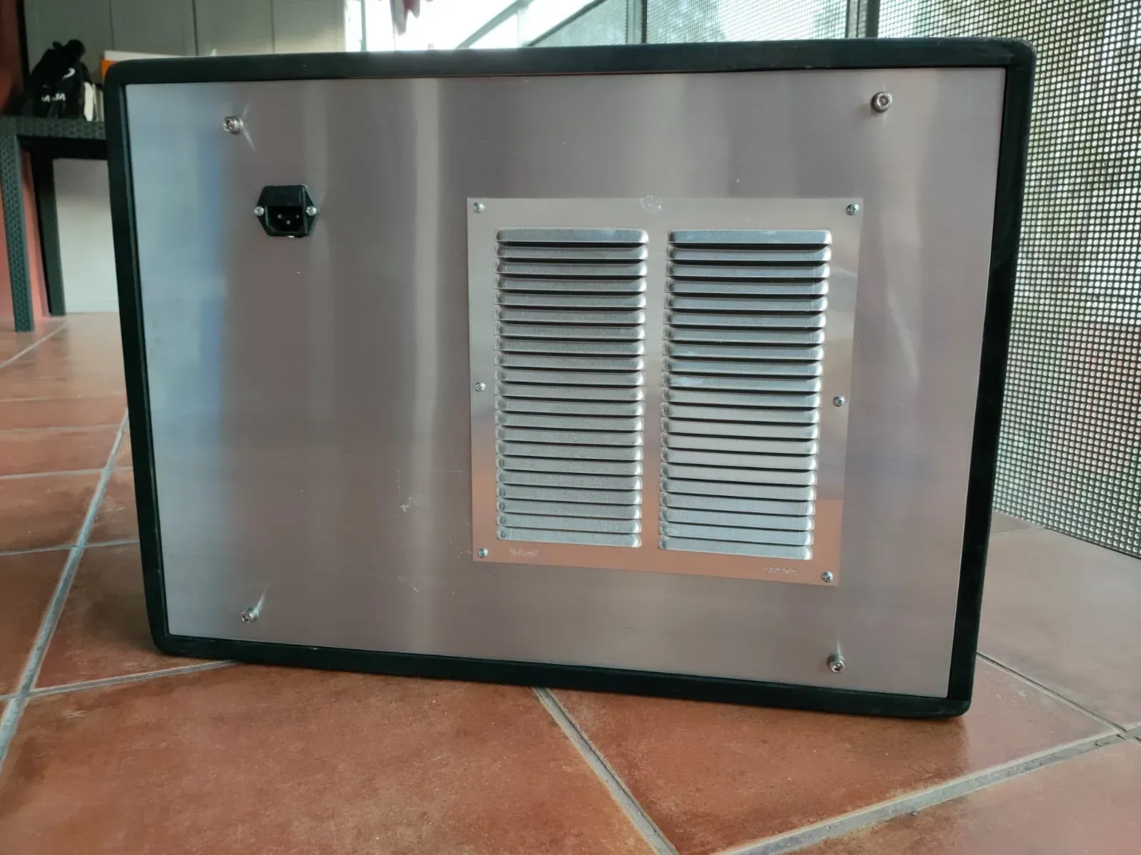 Detalle de la rejilla de ventilación trasera