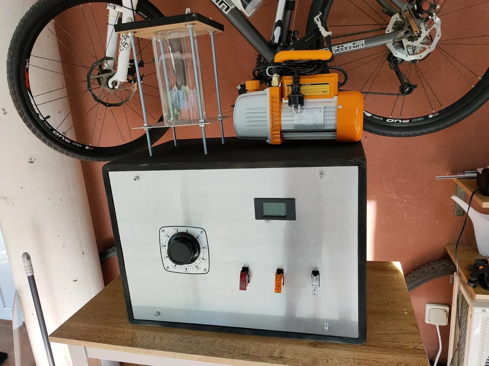 Fusor con frasco y bomba, panel frontal terminado