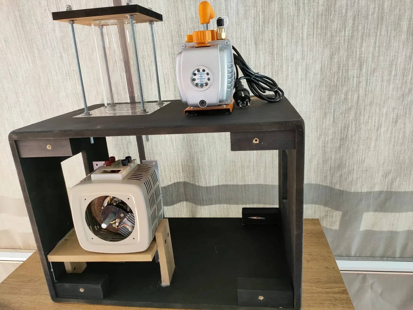 Armazón abierto con el VARIAC visible