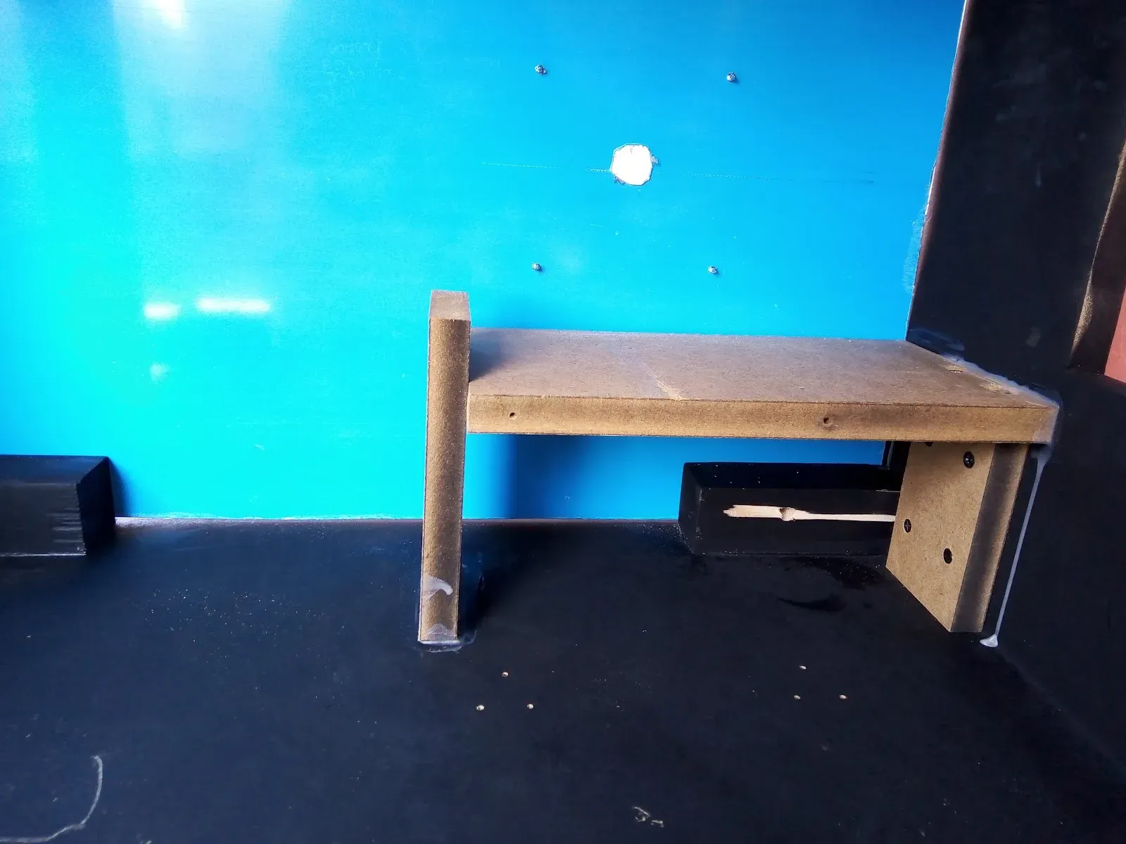 Interior azul del armazón con la balda de madera