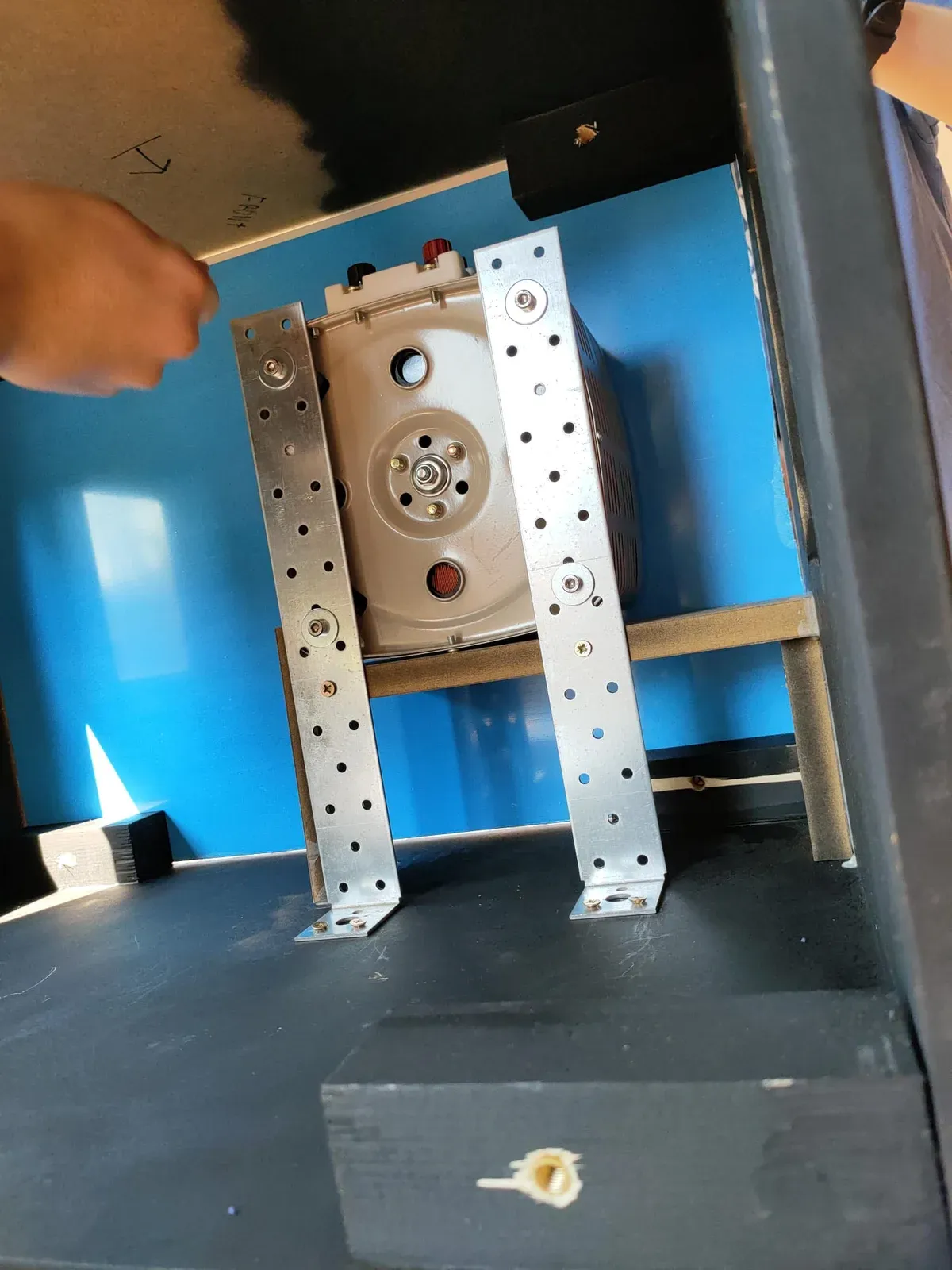 VARIAC sujeto por un tente vertical