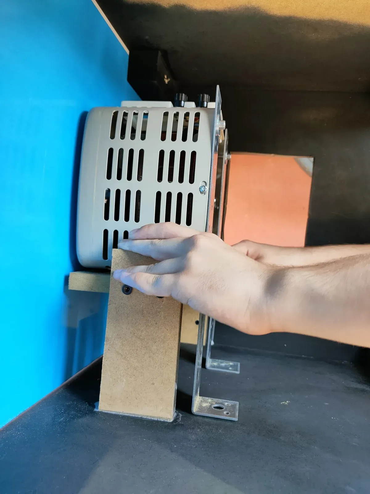 Ajustando el VARIAC dentro del armazón
