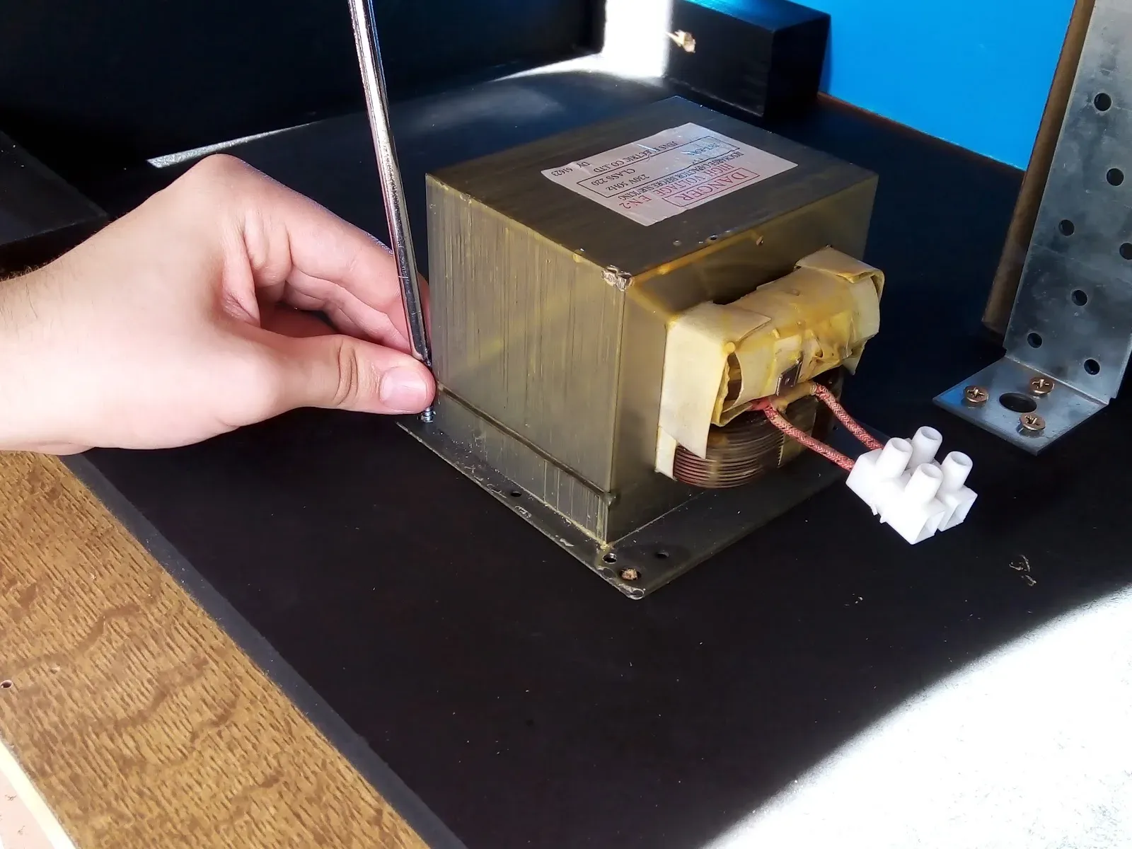 Situando el transformador de microondas junto a su regleta