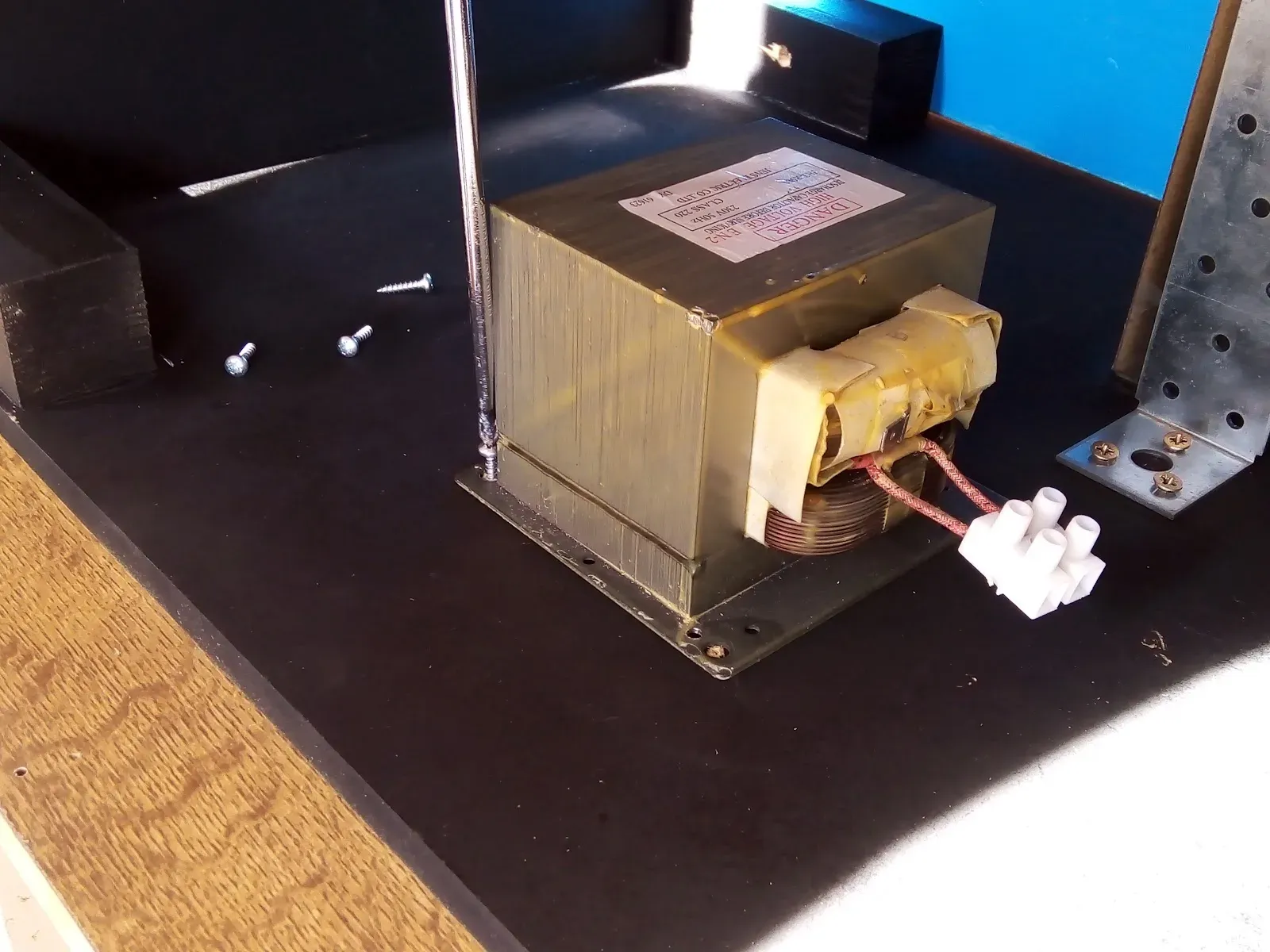 Transformador de microondas colocado en la base