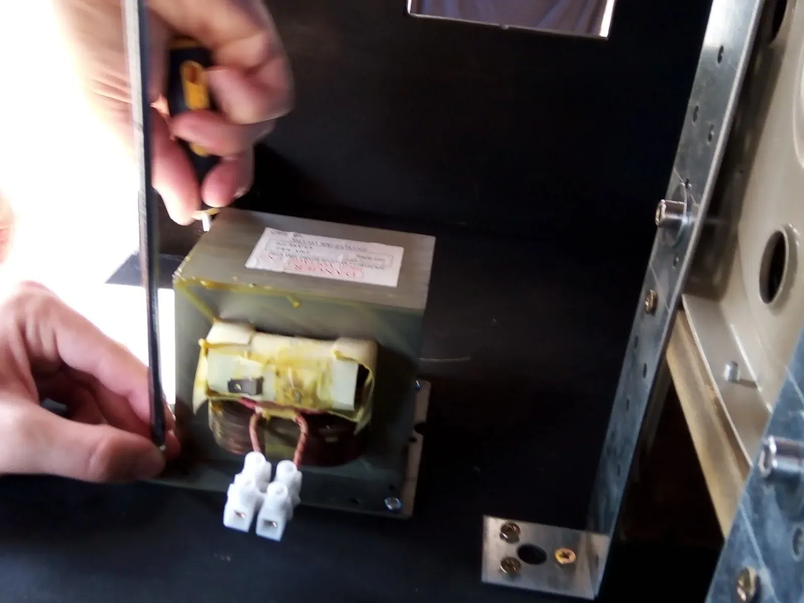 Atornillando el transformador de microondas