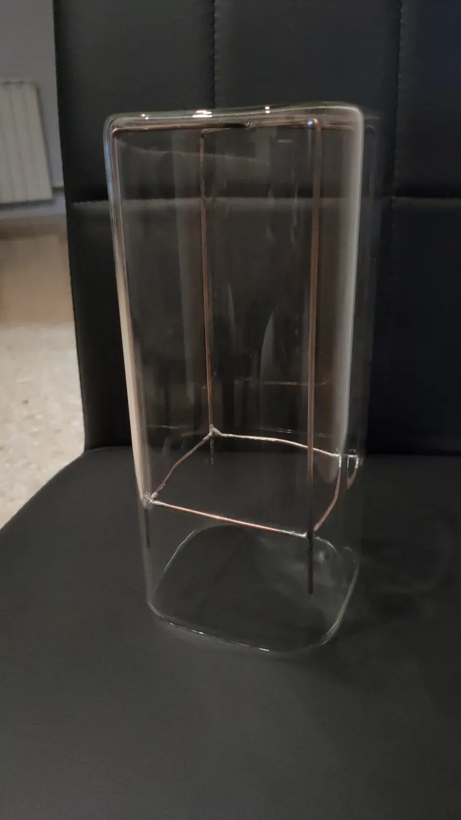 Frasco de vidrio con la rejilla de latón dentro