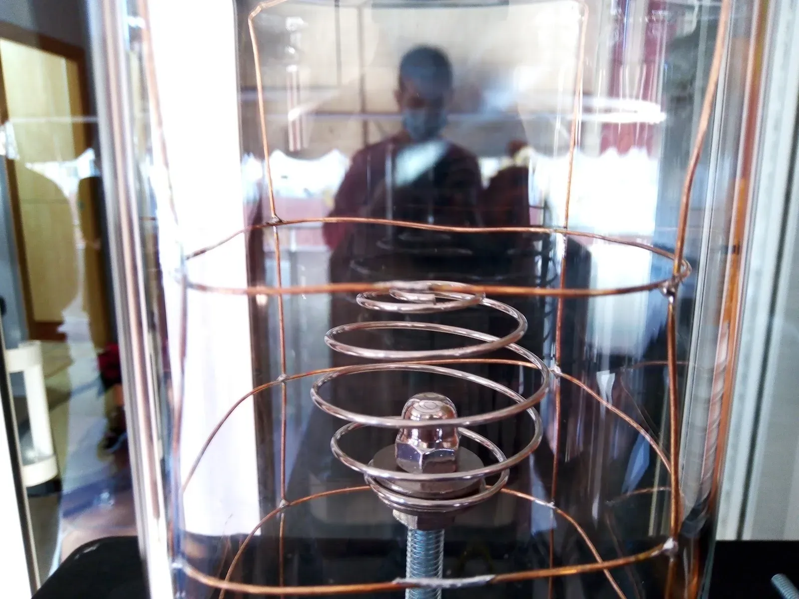 Malla externa de cobre deformada hacia el centro tras la primera prueba