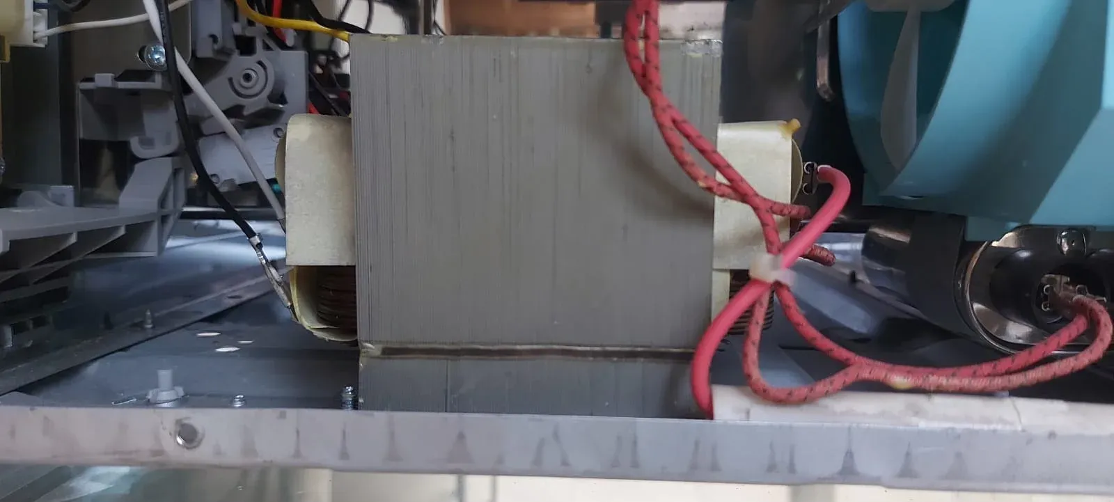 Transformador de microondas todavía anclado al chasis
