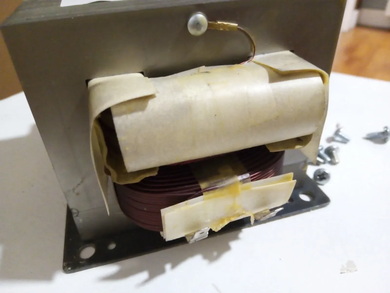 Transformador de microondas limpio sobre la mesa de trabajo