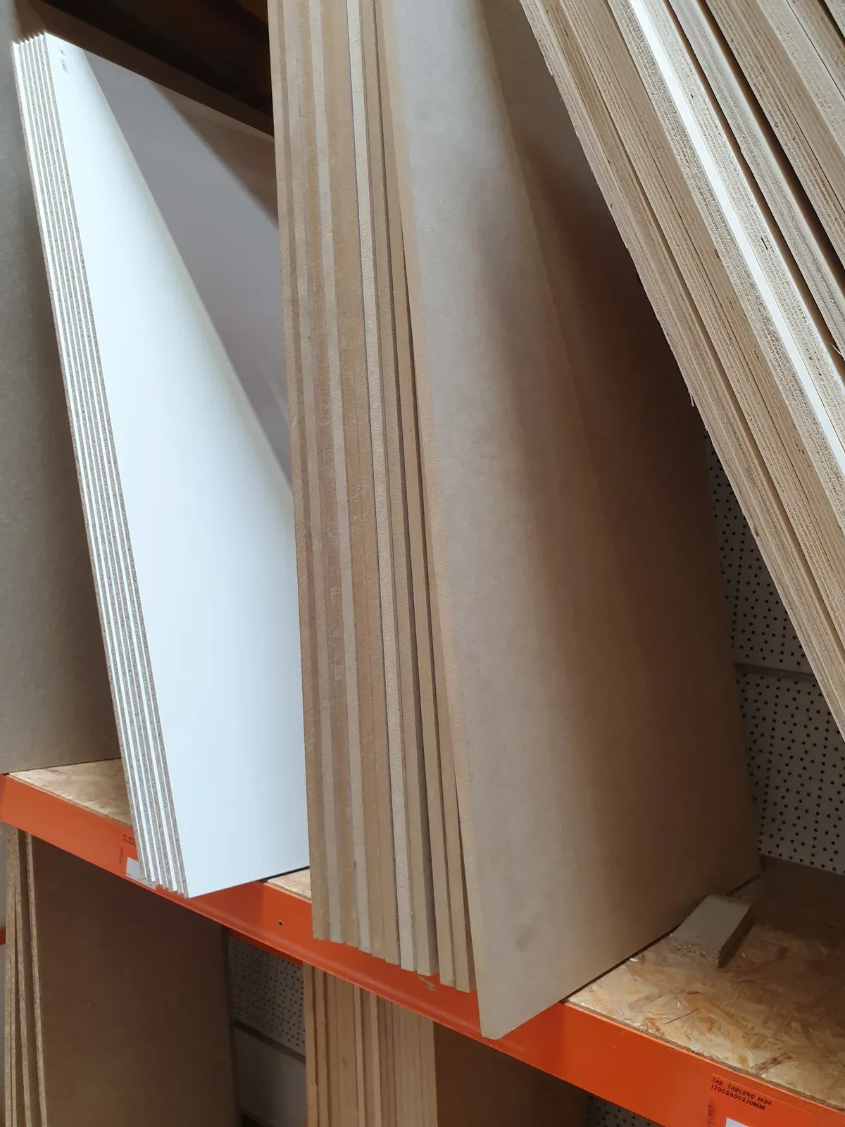 Tableros de MDF en las estanterías del Bauhaus