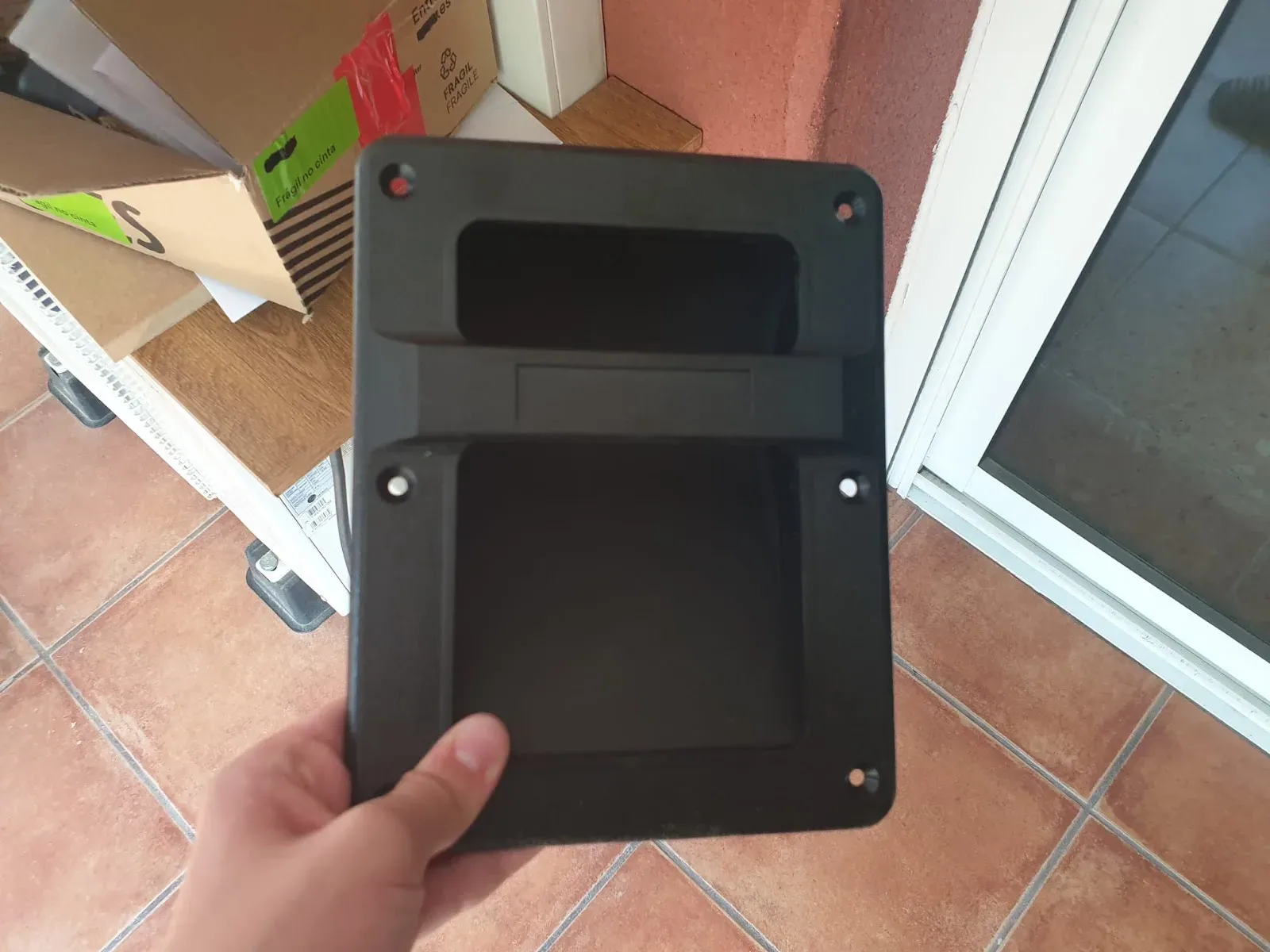 Asa empotrable de plástico negro para el armazón