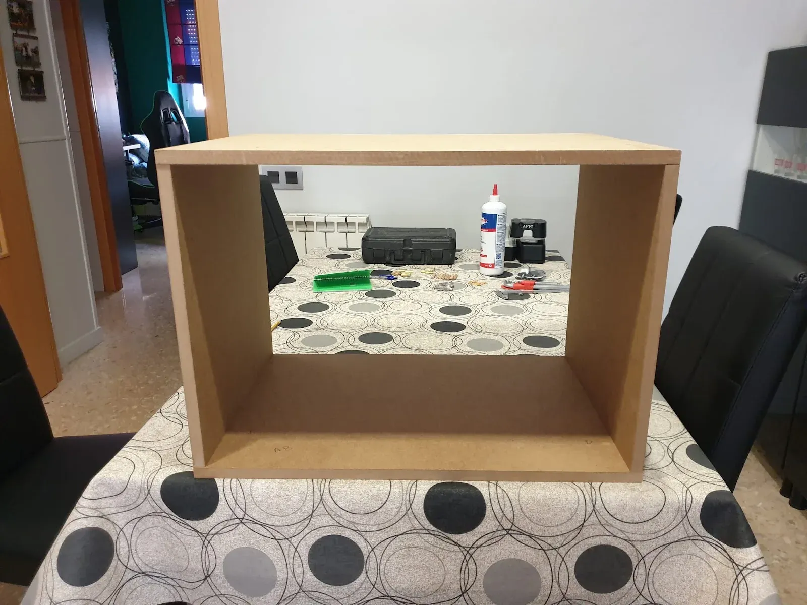 Caja de MDF recién montada sobre la mesa