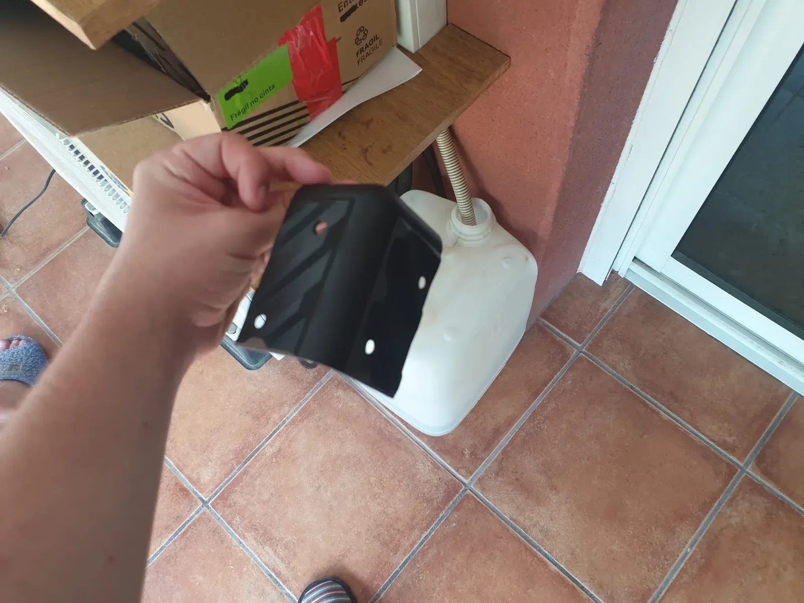 Escuadra metálica pintada de negro