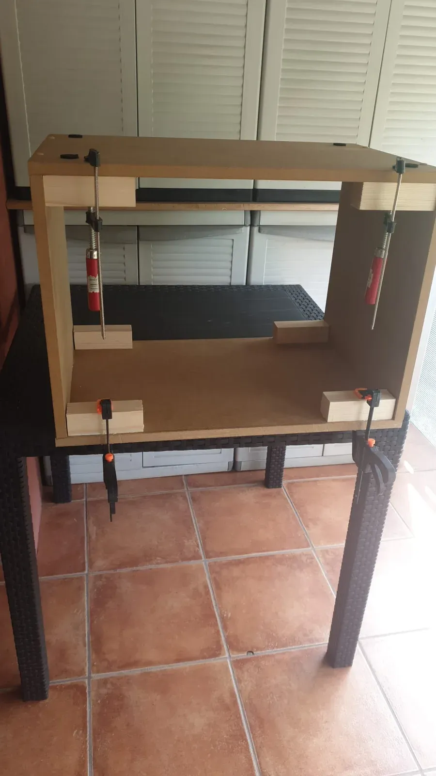Armazón de madera sobre patas metálicas