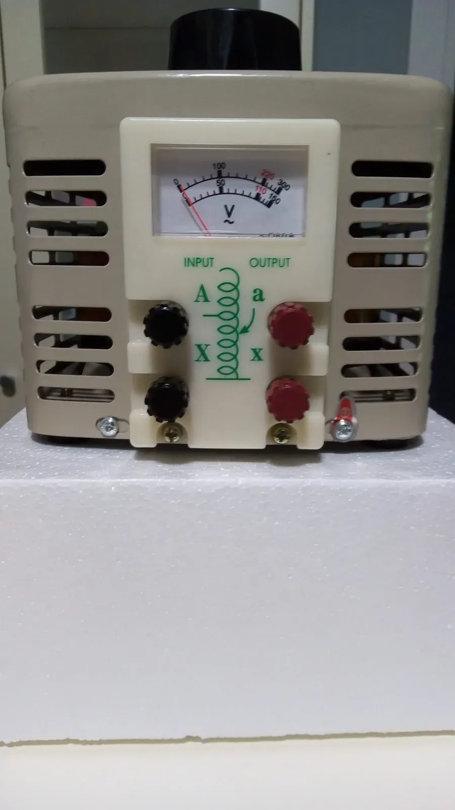 Frontal del VARIAC con voltímetro analógico y bornes de entrada y salida