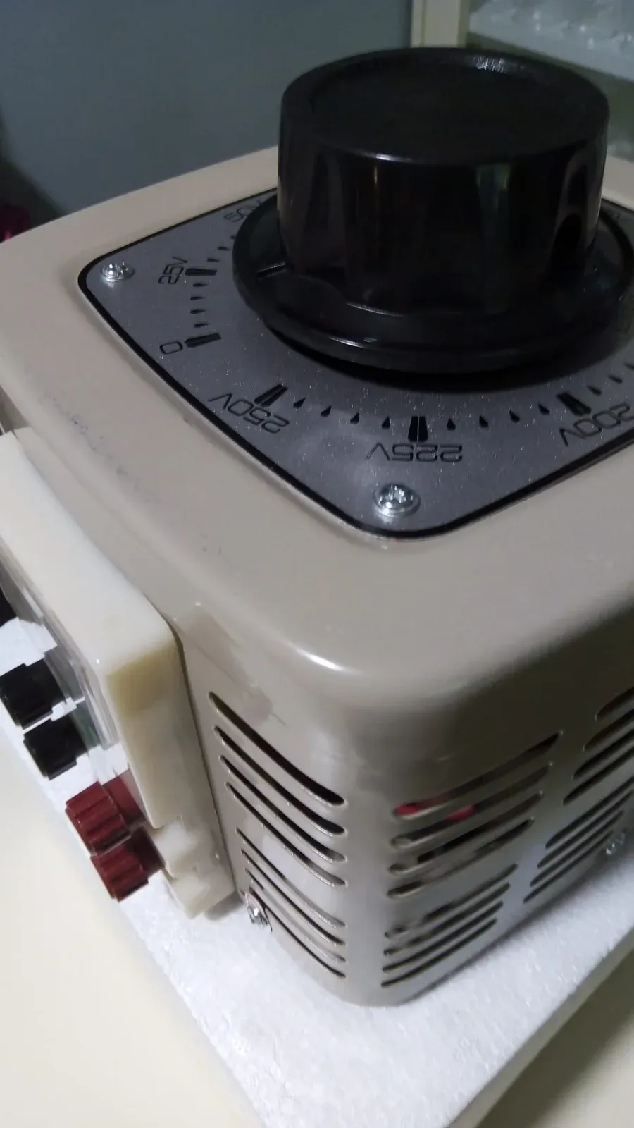 Mando giratorio del VARIAC graduado de 0 a 250 V