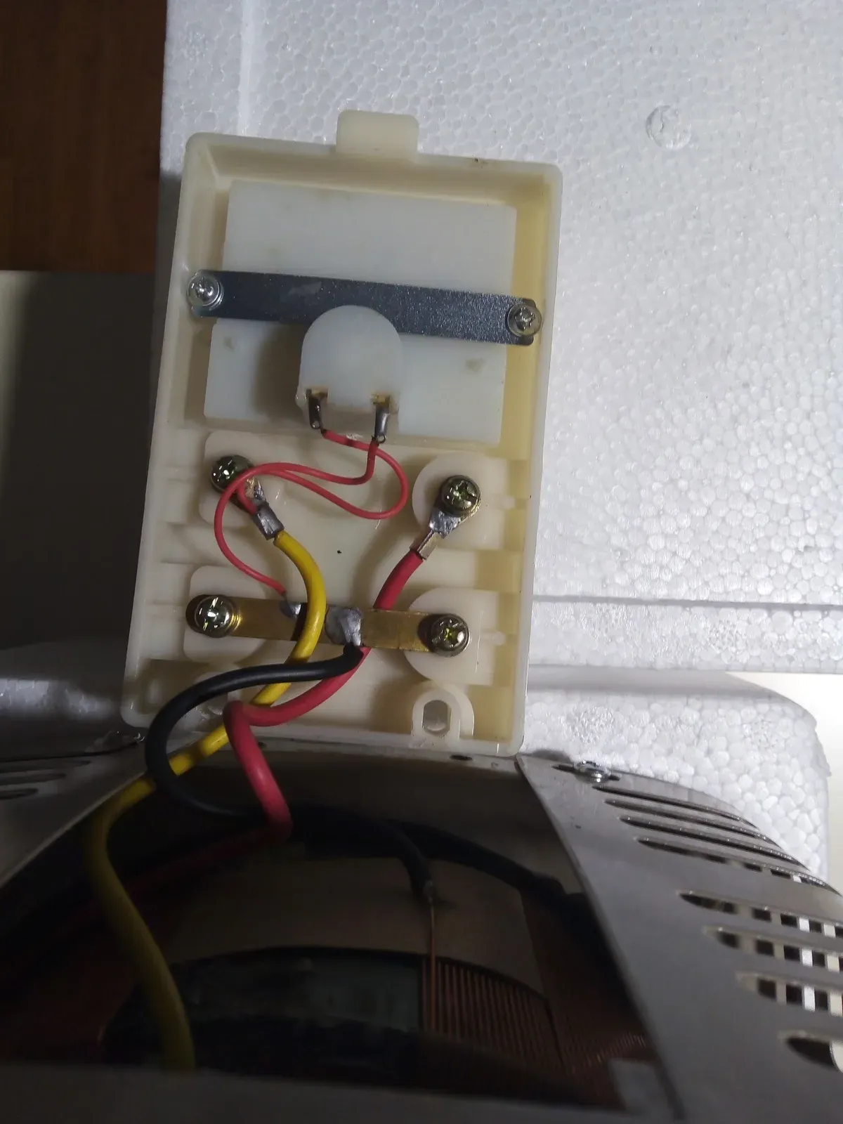 Caja de bornes del VARIAC con el cableado comprobado
