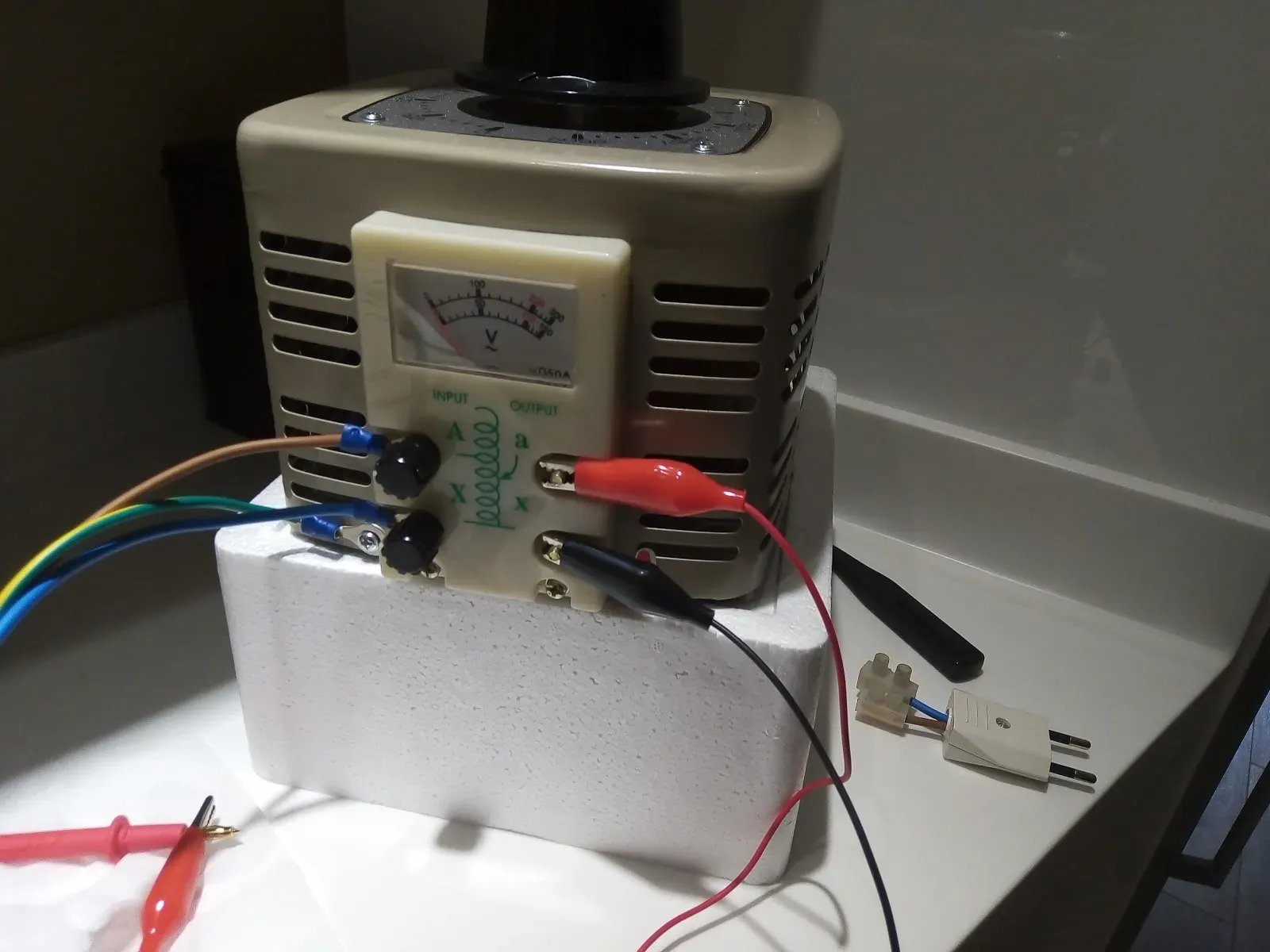 Prueba del VARIAC con pinzas de cocodrilo y multímetro