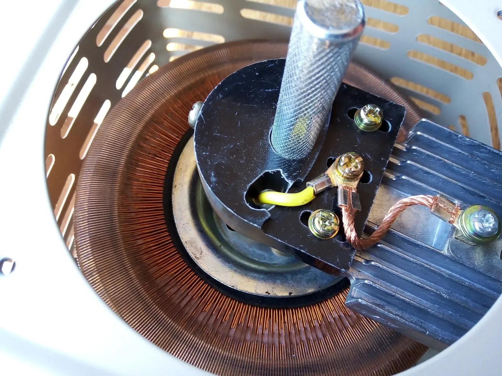 Escobilla de carbón sobre la bobina toroidal, vista interior